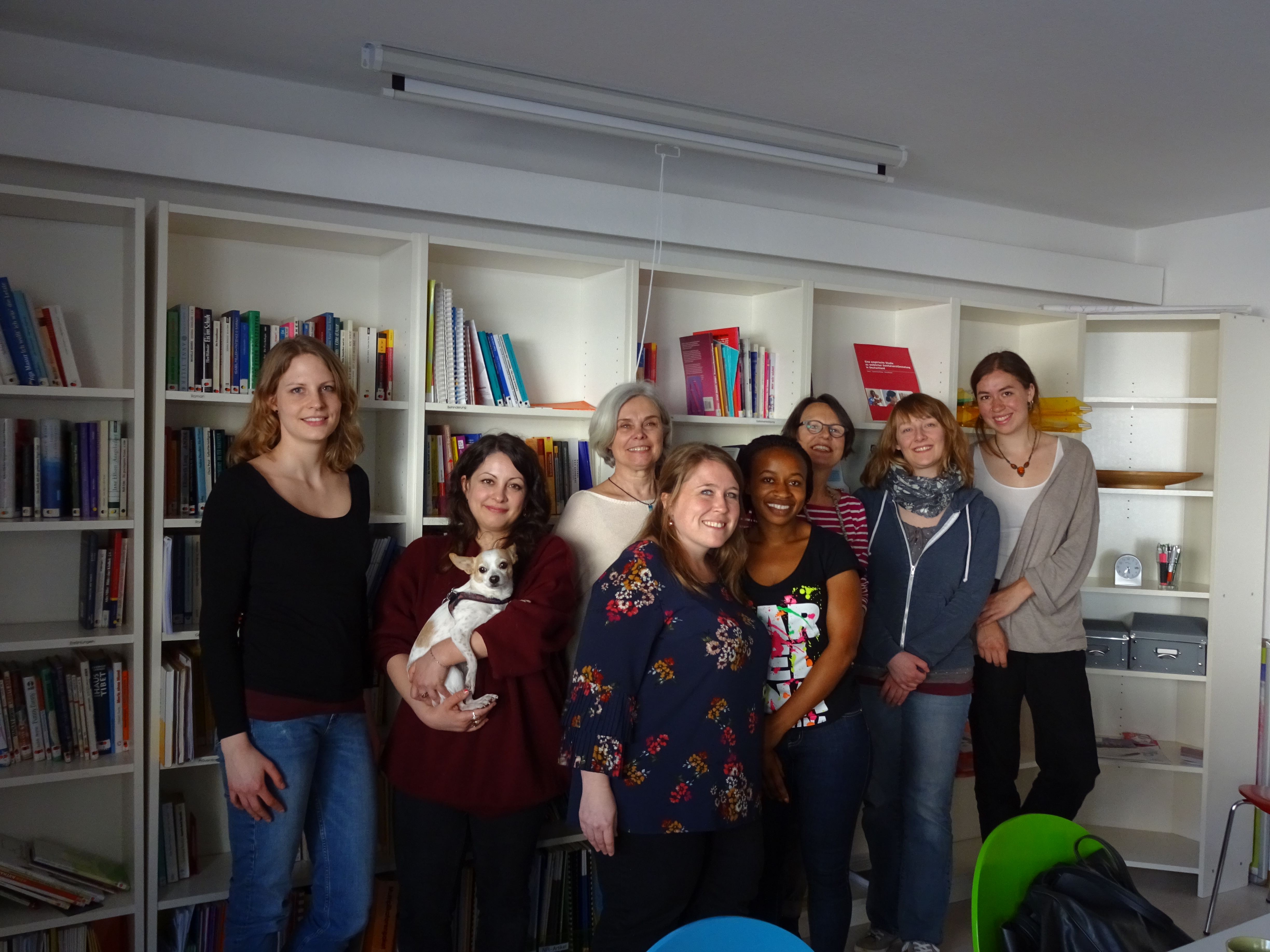 v.l.n.r.: Kira Krellmann (Praktikantin Frauennotruf Mainz), Mina Novosel (Honorarkraft Frauennotruf Mainz), Heike Simon (Ehrenamtliche Frauennotruf Mainz), Yamara Wessling (Ehrenamtliche Frauennotruf Mainz), Fideline Uwambajimana (Hauptverantwortliche Young Women Can, Kigali), Anette Diehl (Hauptamtliche Frauennotruf Mainz), Vanessa Kuschel (Hauptamtliche Frauennotruf Mainz), Olina Welge (Ehrenamtliche Frauennotruf Mainz)