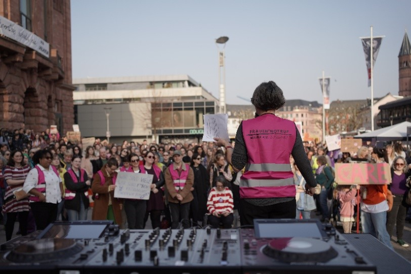 Foto: Anette Diehl, Mitarbeiterin des Frauen*notruf Mainz, bei ihrem Statement bei der Kundgebung zum Frauen*Streik 2026