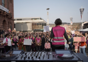 Foto: Anette Diehl, Mitarbeiterin des Frauen*notruf Mainz, bei ihrem Statement bei der Kundgebung zum Frauen*Streik 2026