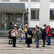 Die Frauennotrufe versammeln sich vor dem Ministerium