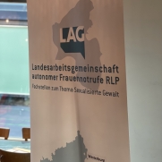 das neue Roll-Up und Logo der Landesarbeitsgemeinschaft (LAG) der Frauennotrufe RLP