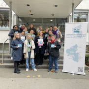 Die LAg der Frauennotrufe versammelt sich vor dem MFFKI zur Übergabe der Forderungen an Ministerin Katharina Binz