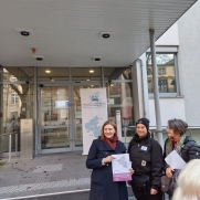 Katharina Binz bekommt das Forderungspapier überreicht
